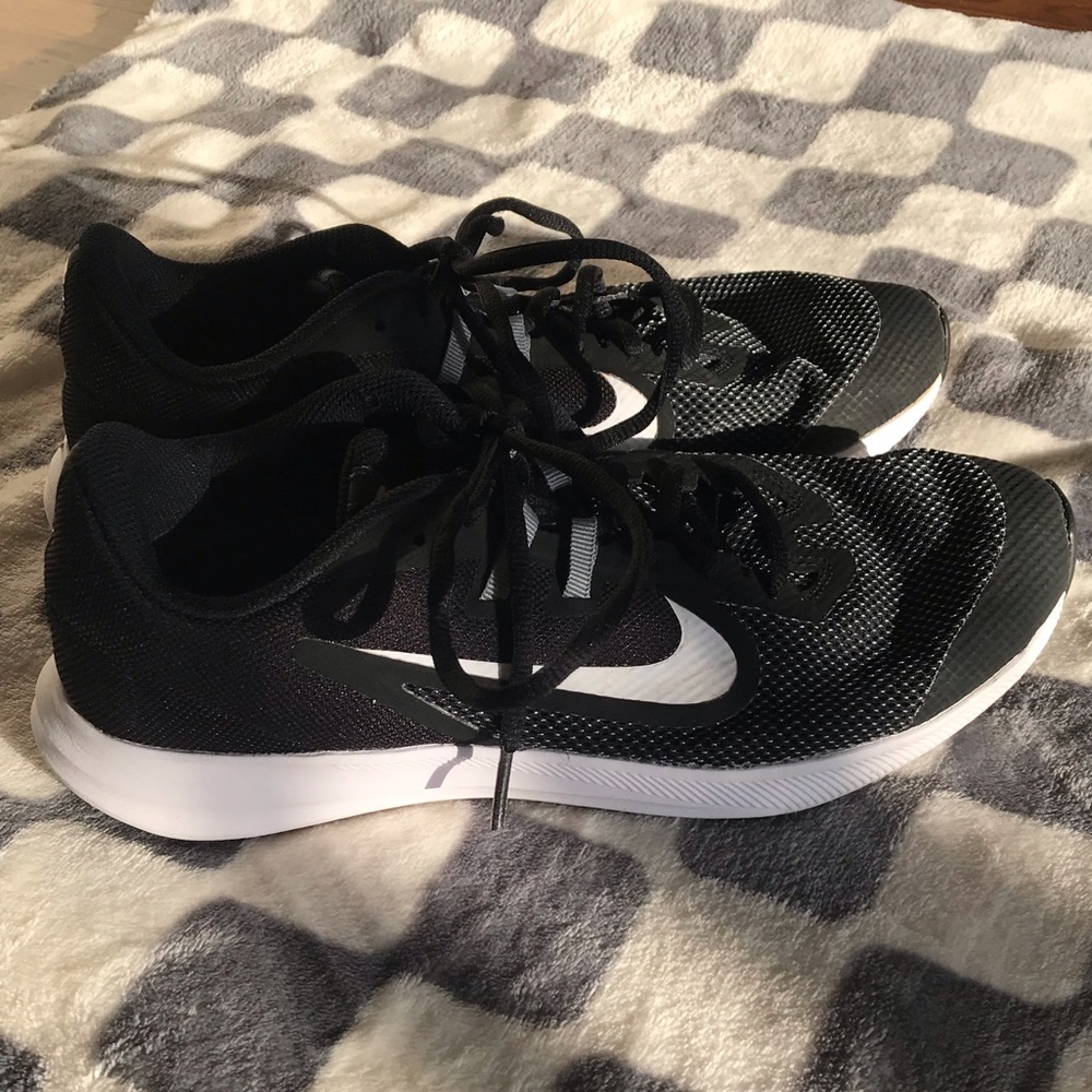 Nike black and white size 7 youth